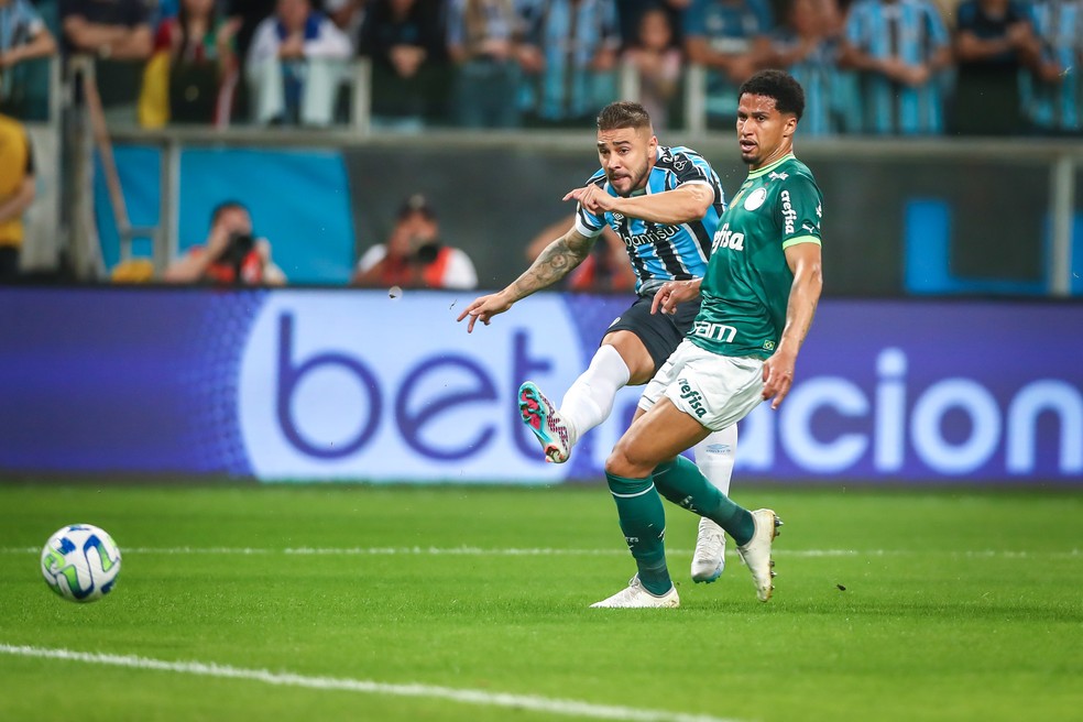 João Pedro chuta para fazer o gol do Grêmio — Foto: Lucas Uebel/Grêmio