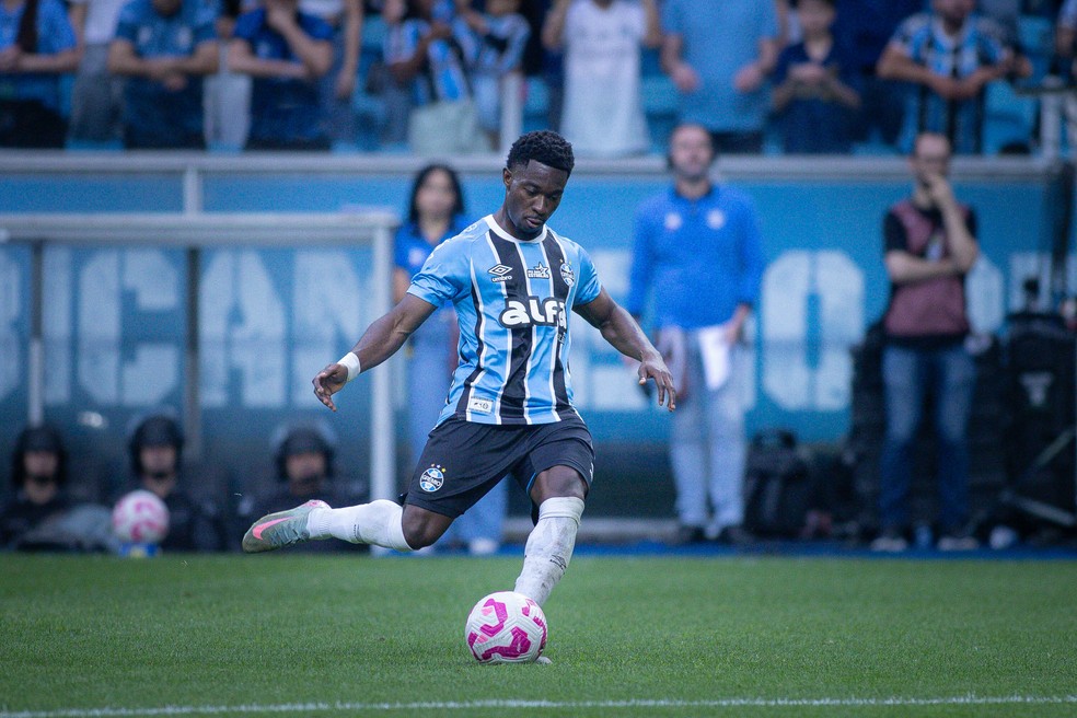 Amuzu deu assistência para Carlos Vinicius em Grêmio x Juventude — Foto: Maxi Franzoi/AGIF