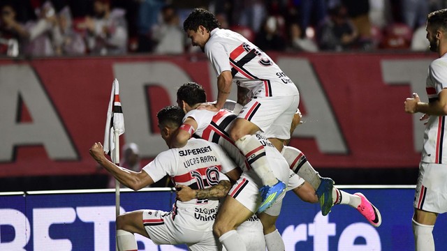 Jogadores do São Paulo comemoram gol sobre o Atlético-MG