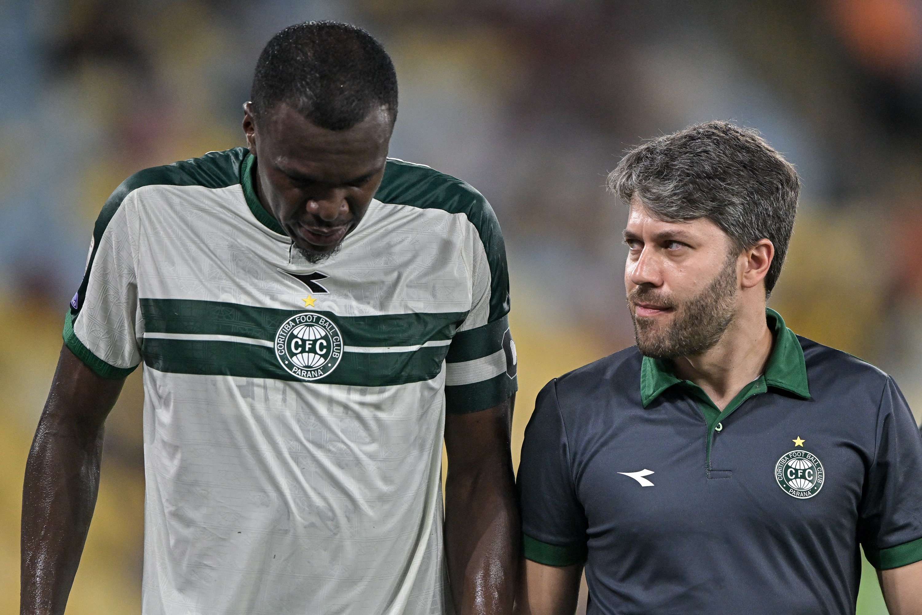 Fluminense x Coritiba: Jacy sente dores na coxa e é substituído no primeiro tempo; veja o lance