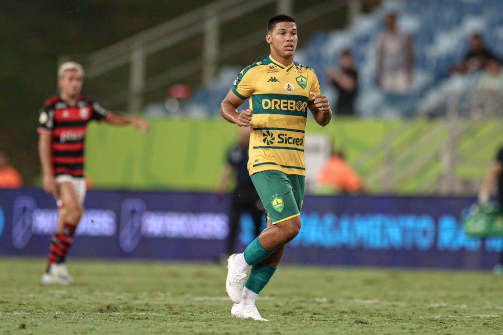 Meia de 17 anos se torna o jogador mais jovem a estrear pelo Cuiabá na  Série A | futebol | ge