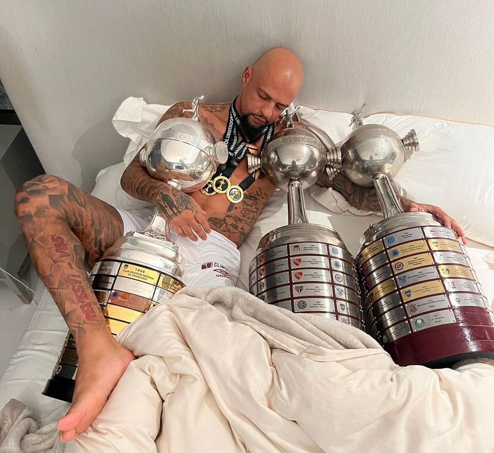 Felipe Melo com as três taças da Libertadores que conquistou na carreira — Foto: Reprodução