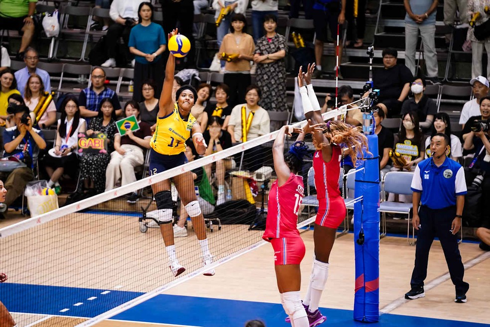 Antes de se lesionar, Ana Cristina marcou cinco pontos contra a França — Foto: Volleyball World