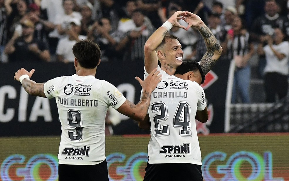Róger Guedes comemora segundo gol do Corinthians sobre o Cruzeiro — Foto: Marcos Ribolli