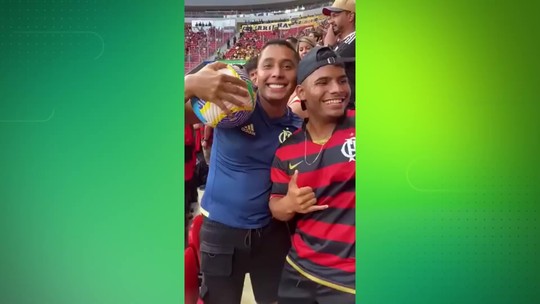 ▶️ Torcedor do Flamengo grava vídeo arremessando a bolacasa de aposta com bonus sem depositocampo - Programa: ge highlights 