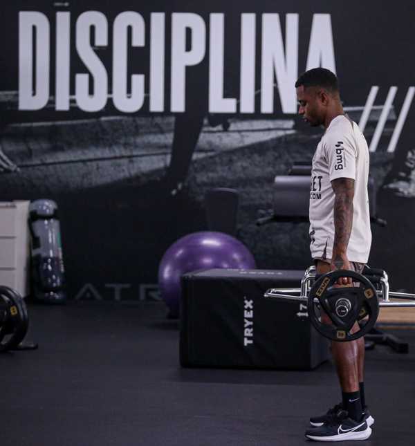 Por que Palacios ainda não voltou ao Corinthians: entenda a situação.