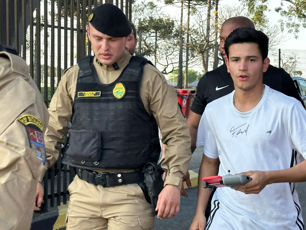 Homem detido por utilizar drone para filmar treino da Seleção — Foto: Bruno Cassucci