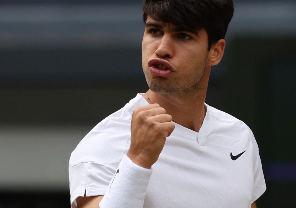 Alcaraz comemora ponto na decisão de Wimbledon — Foto: REUTERS/Paul Childs