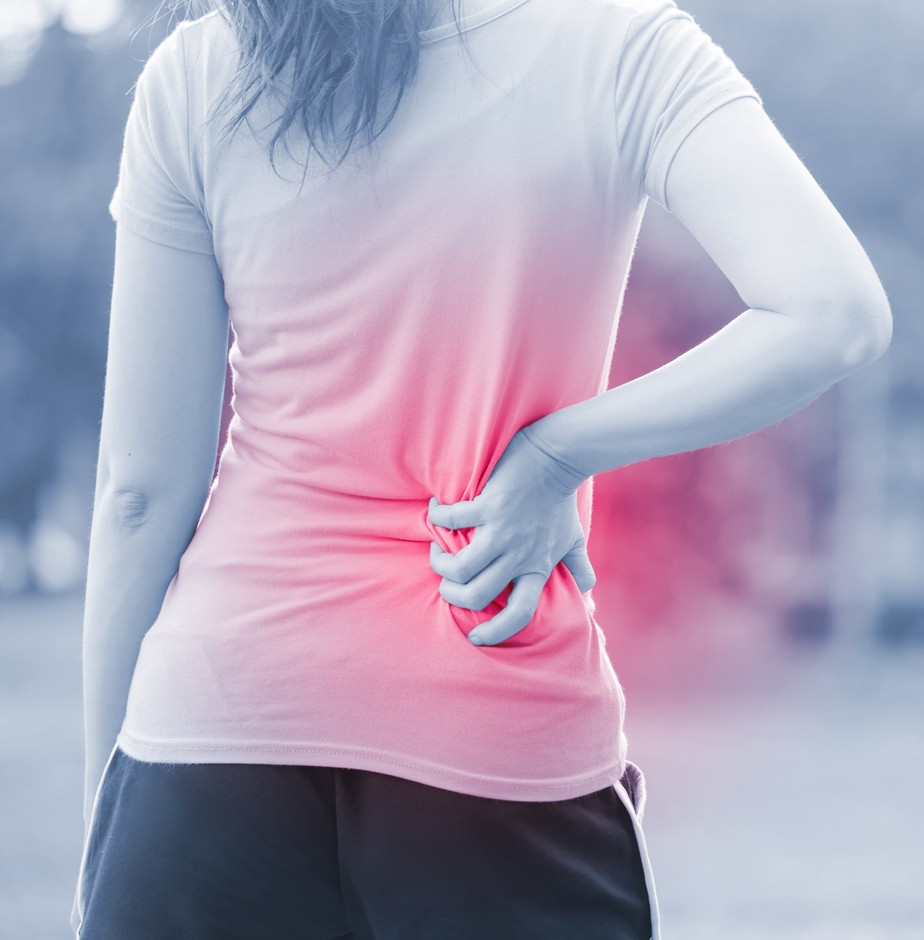 Sentir dores nas costas após jogar futebol pode ser sinal de alerta