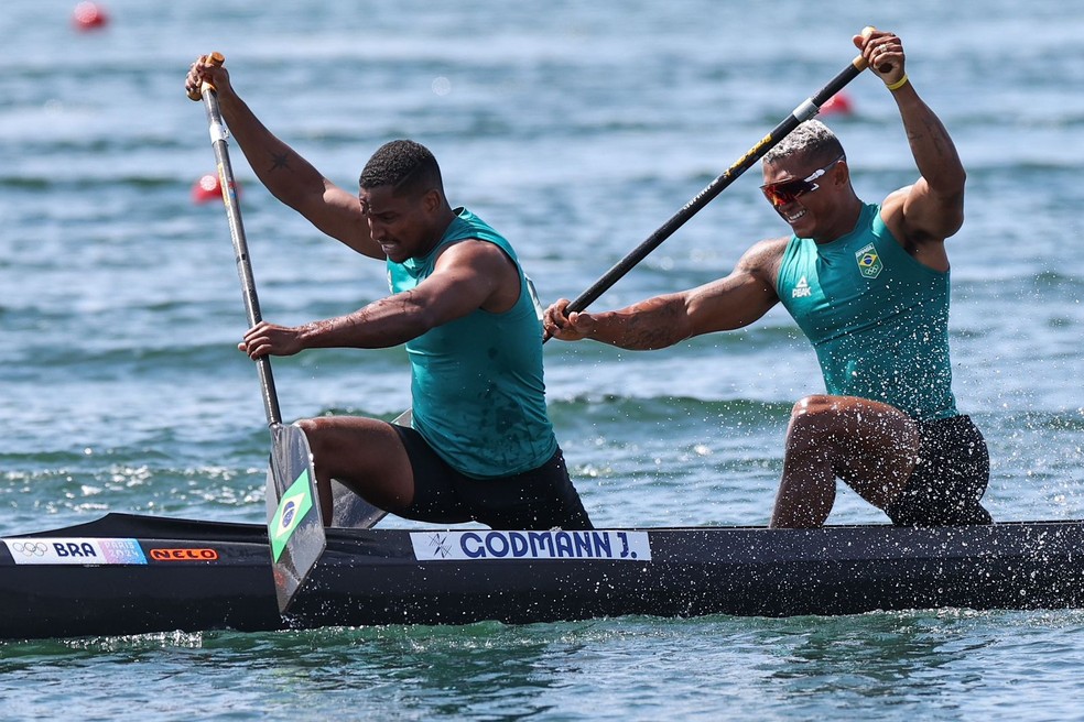 Isaquias Queiroz e Jacky Godmann na final do C2 500m — Foto: Miriam Jeske/COB