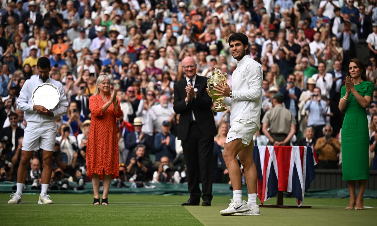Lance - !QUE JOGO! 🎾🙌 Carlos Alcaraz faz HISTÓRIA, derrota a lenda Novak  Djokovic e conquista o torneio de Wimbledon em uma partida épica! Que  momento mágico estamos presenciando, amigos! 👏👏👏 #Alcaraz #