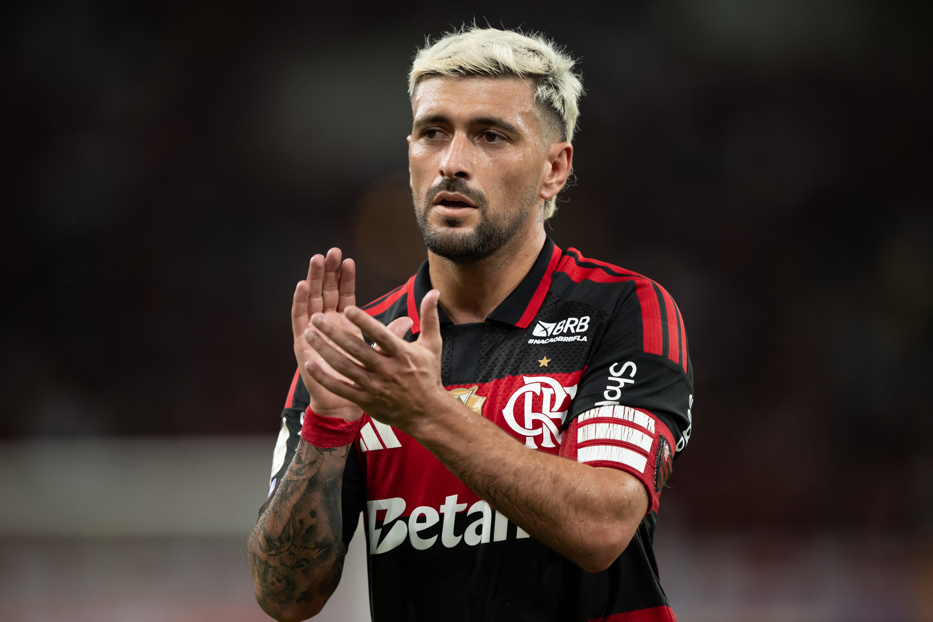 Arrascaeta, do Flamengo, esclarece polêmica por não passar a bola para Lino: “Já falamos e está tranquilo”