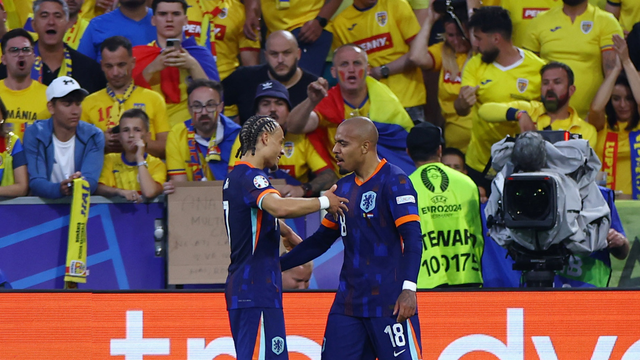 Malen comemora gol da Holanda com Simons
