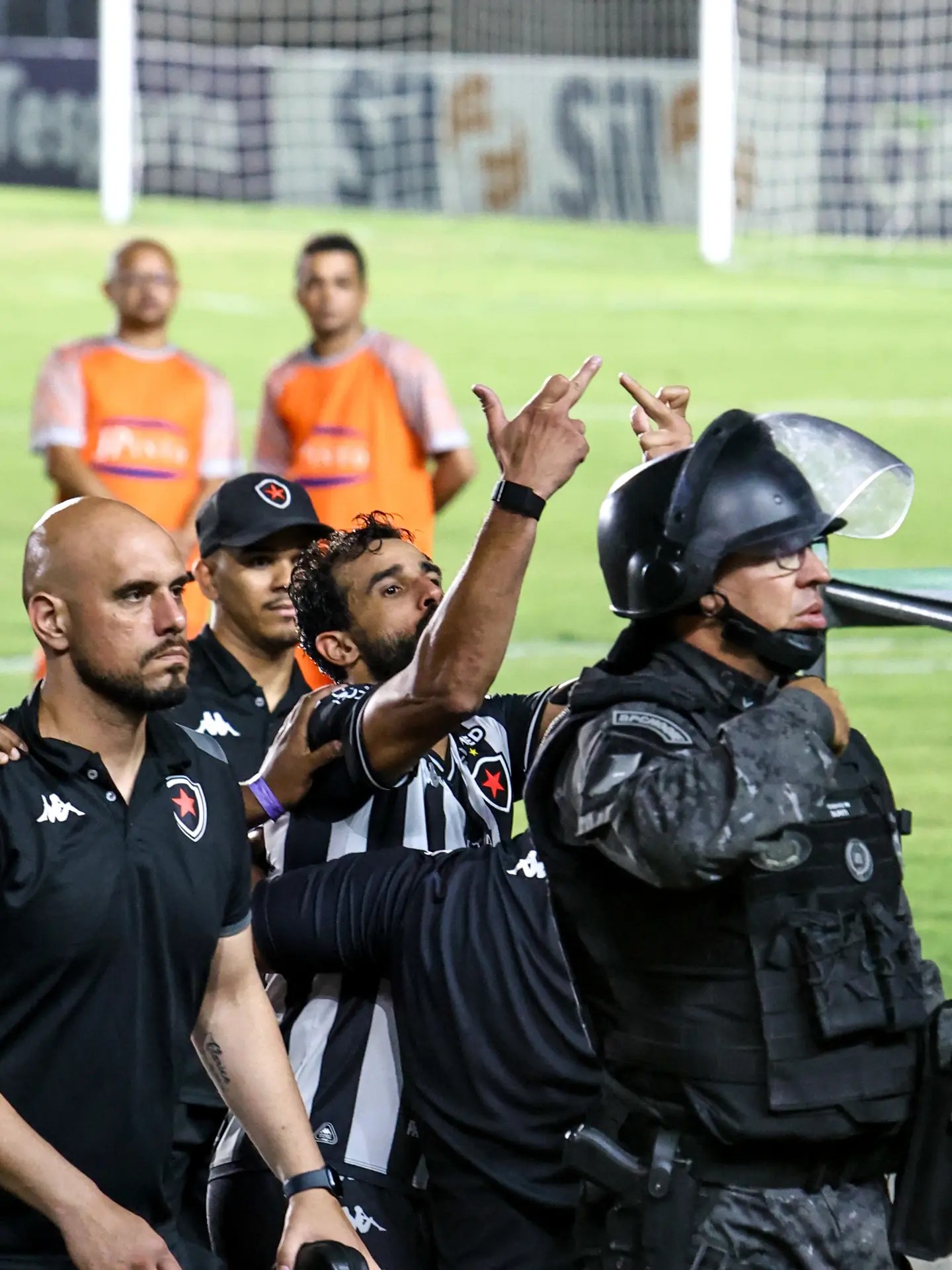 Árbitro relata ameaça de dirigente e objetos arremessados no campo em Botafogo-PB x Maringá