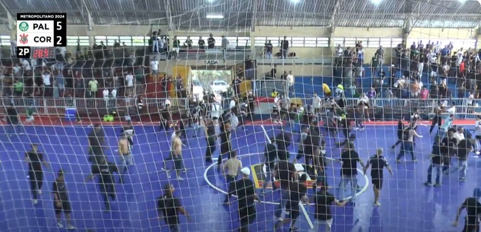Briga generalizada na final do futsal entre Palmeiras e Corinthians — Foto: Reprodução/ES Sports