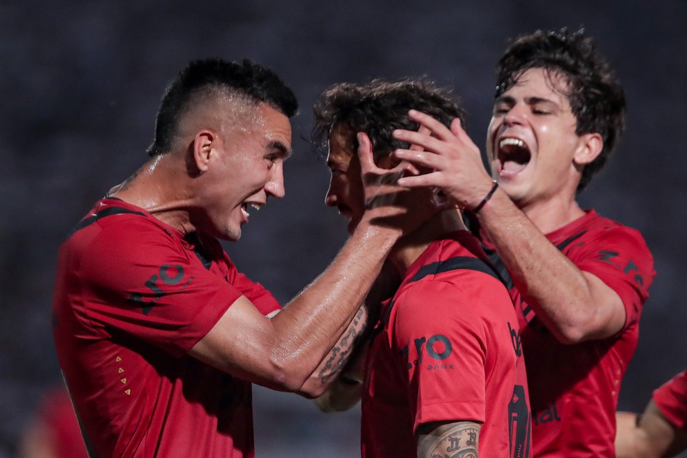 Rivera, Fabricio Domínguez e Lenny Lobato comemoram gol do Sport sobre o Santa Cruz — Foto: Rafael Vieira/AGIF