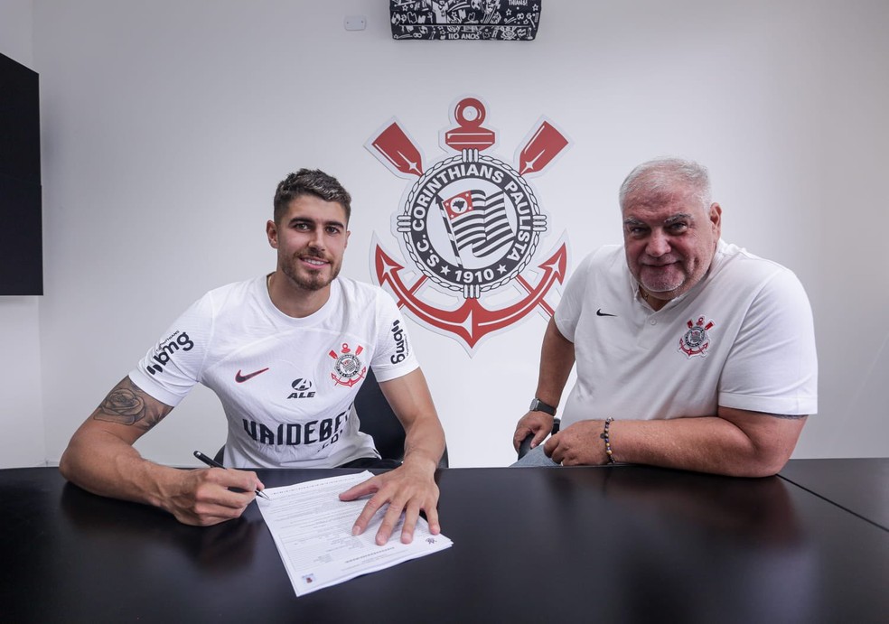 Pedro Raul assina contrato com o Corinthians ao lado do diretor de futebol Rubão — Foto: Rodrigo Coca/Agência Corinthians