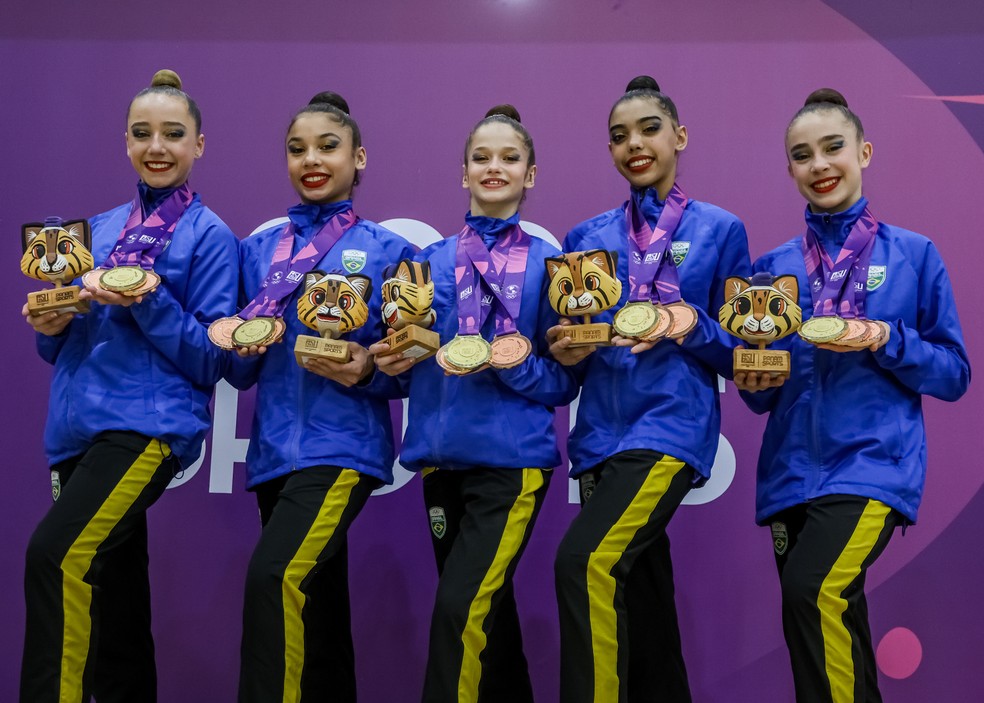 Atletas da ginástica rítmica do Brasil com medalhas conquistadas no Pan Júnior — Foto: Ana Patricia/COB