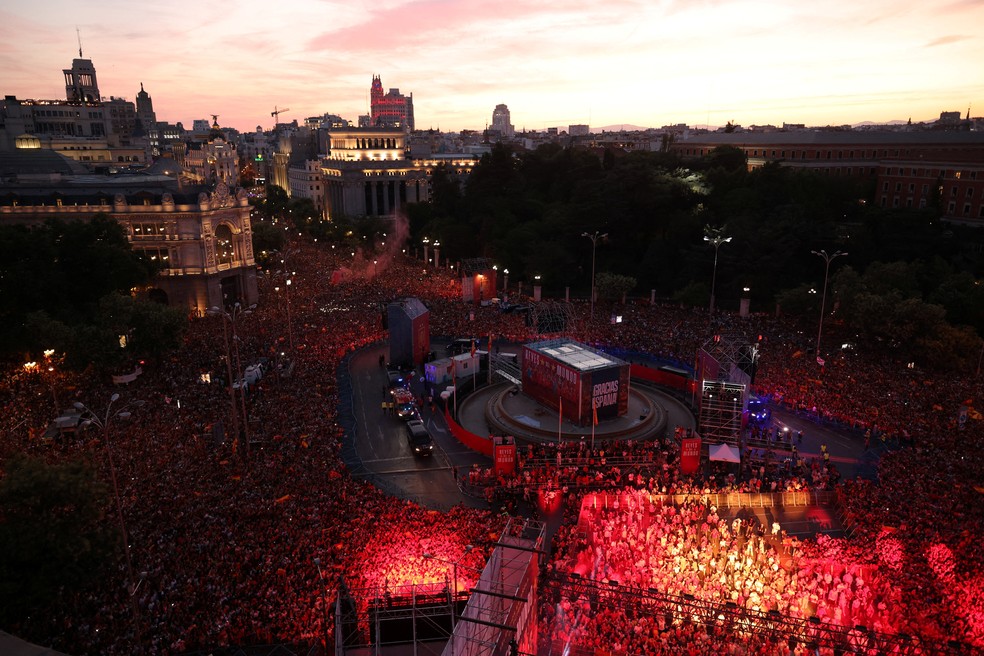 Praça Cibeles, na Espanha, tomada por torcedores na comemoração do título mundial — Foto: Reuters