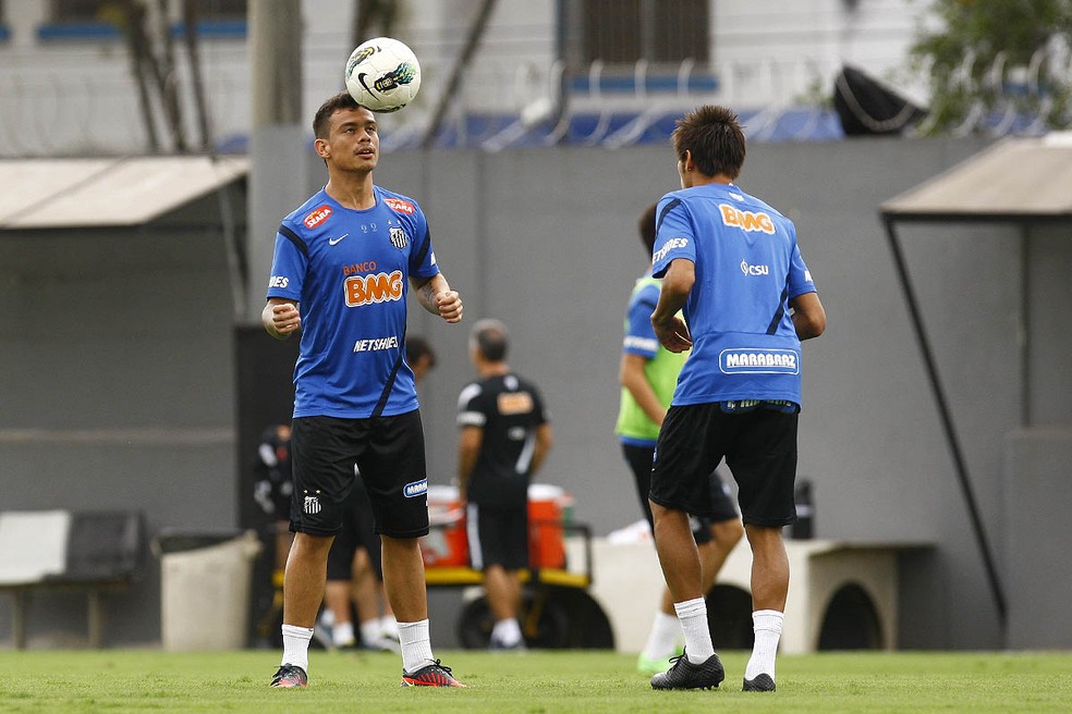 Bernardo e Neymar no Santos em 2013 — Foto: Ricardo Saibun / Divulgação Santos FC