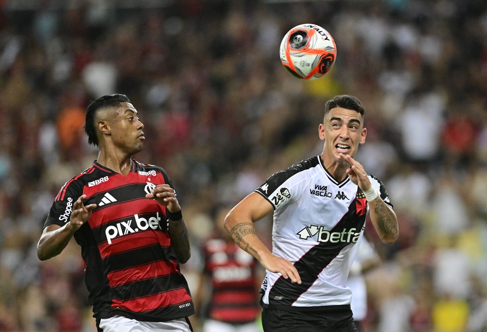 Pumita Rodríguez e Bruno Henrique disputam bola em Flamengo x Vasco — Foto: André Durão