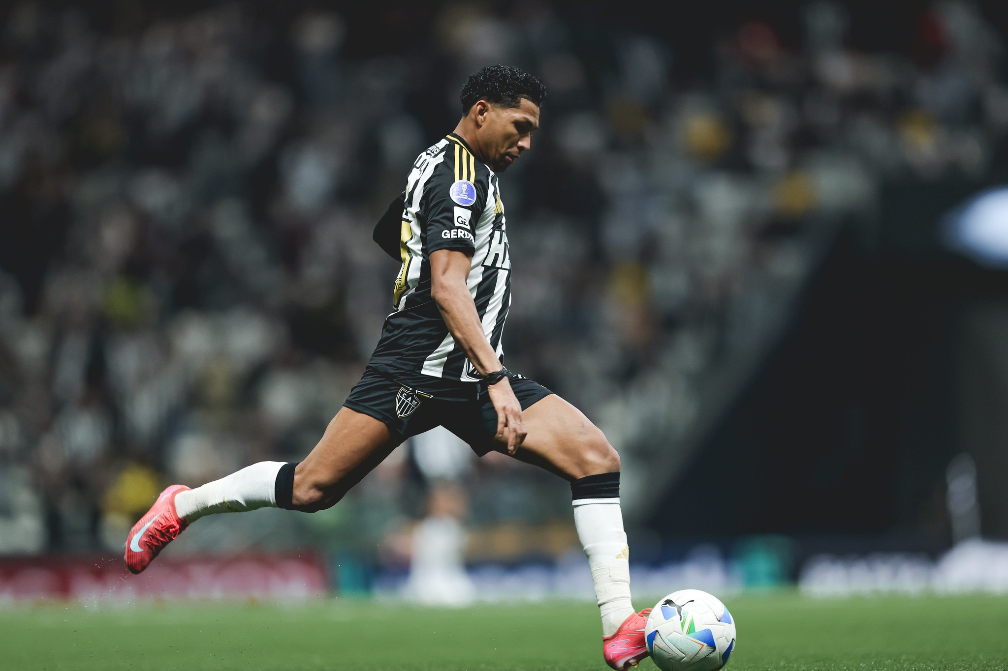 Rony comenta tentativa de rescisão no Atlético-MG: 