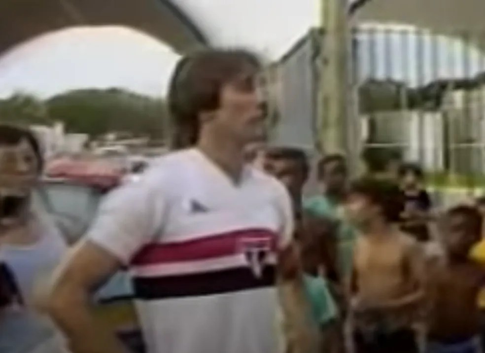 Renato Gaúcho, à época no Grêmio, vestiu a camisa do tricolor São Paulo — Foto: Reprodução