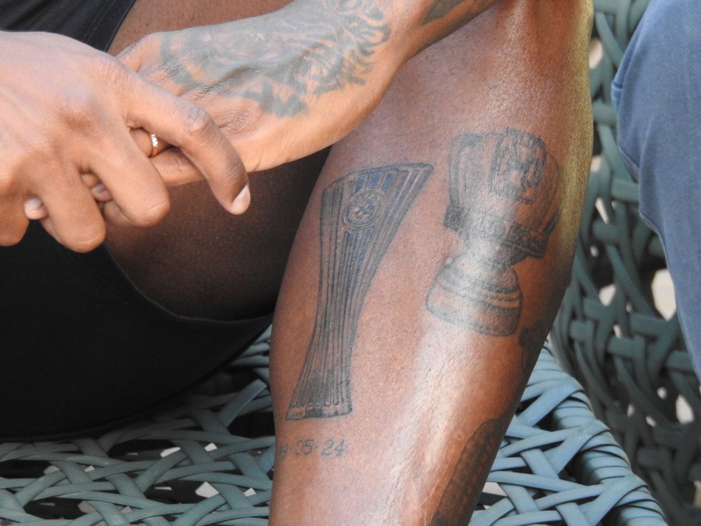 Conference League, à esquerda da Copa do Brasil, virou tatuagem na perna esquerda de Rodinei