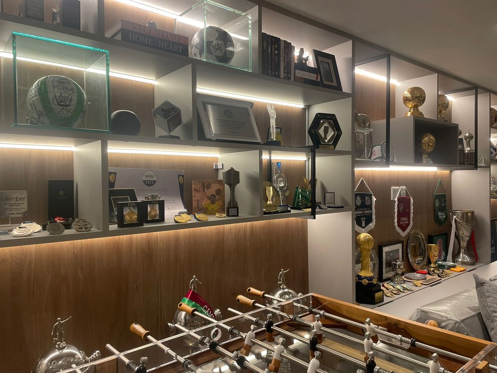 Felipe Melo tem tronos e memórias da carreira expostos em museu caseiro, no Rio — Foto: Bárbara Mendonça/ge