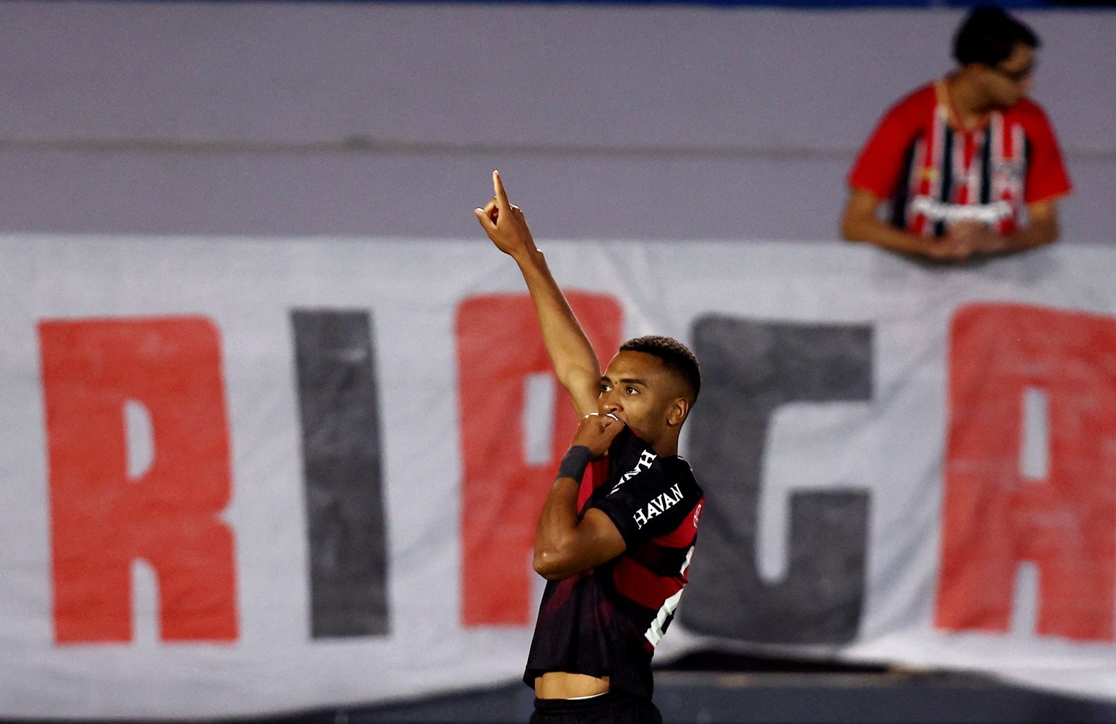 Cartola 2026: Leozinho, do Athletico-PR, faz maior pontuação da rodada 19 e também do ano