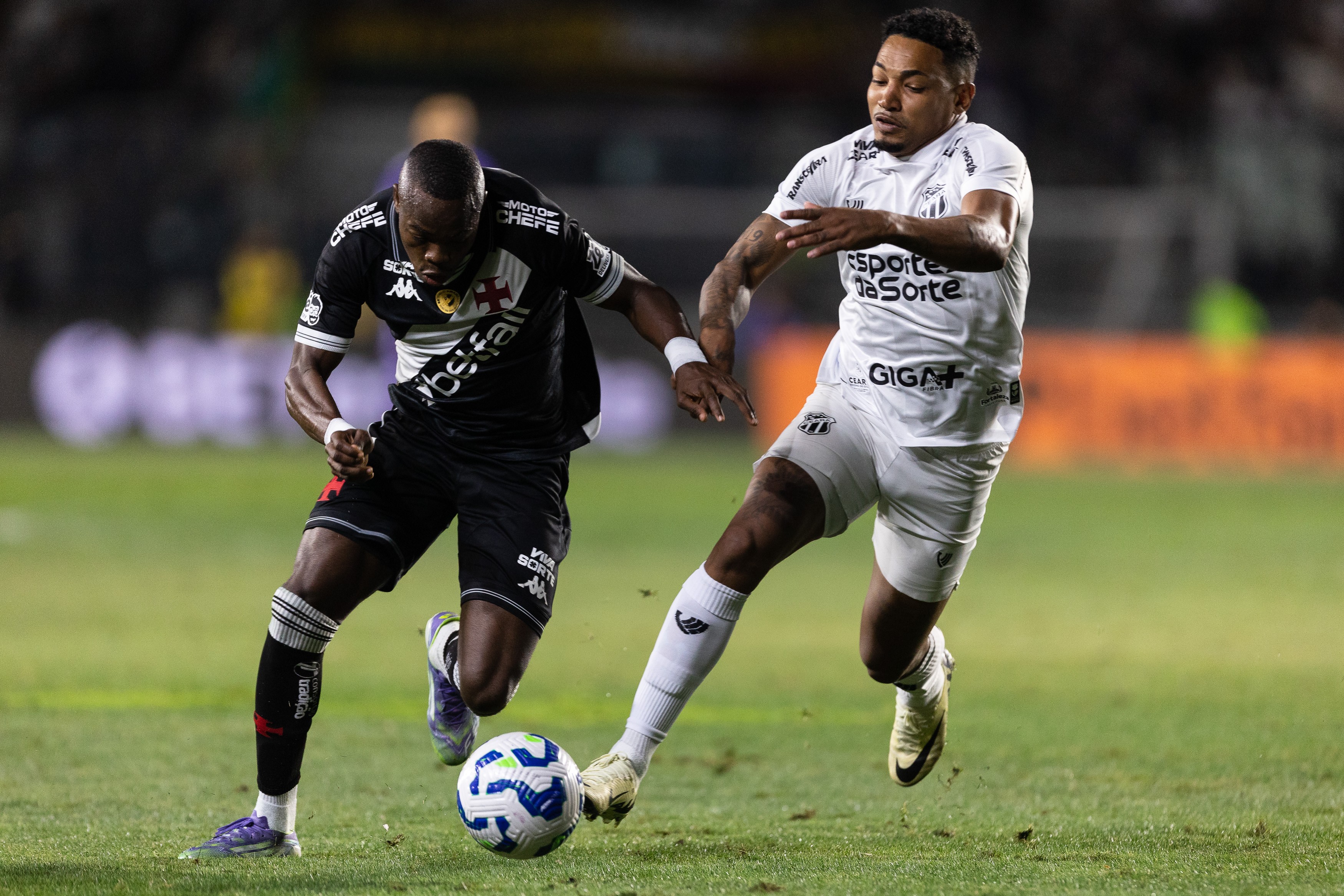 Andrés Gómez dá mais um passe para gol e aproveita poucos minutos em campo no Vasco