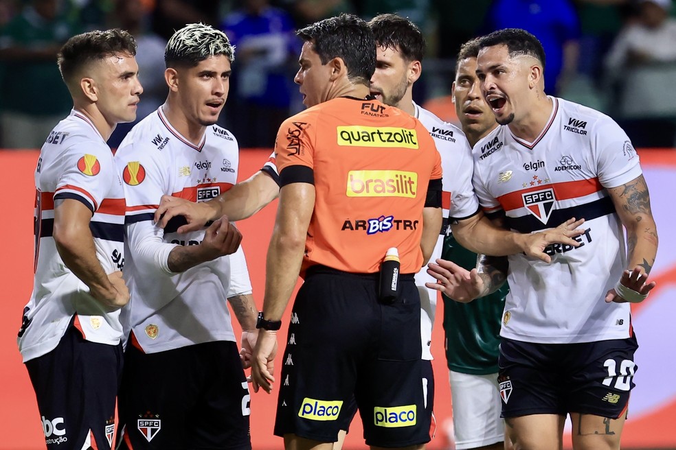 Jogadores do São Paulo reclama mde pênalti marcado para o Palmeiras — Foto: Marcello Zambrana/AGIF