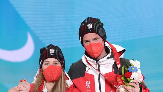 Austríaca dá medalha ao seu cão-guia no pódio das Paralimpíadas de Inverno