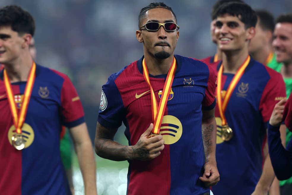 Raphinha, do Barcelona, comemora o título da Supercopa da Espanha — Foto: Yasser Bakhsh/Getty Images