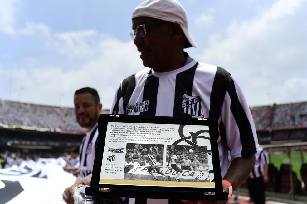 Serginho Chulapa recebe placa em homenagem ao título paulista de 1984 — Foto: Marcos Ribolli