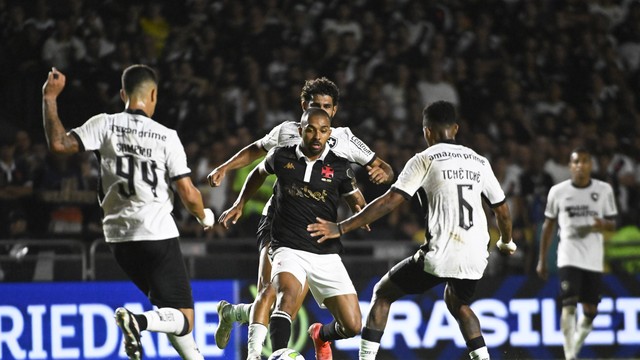Paulo Henrique cercado por tr&ecirc;s marcadores em Vasco x Botafogo