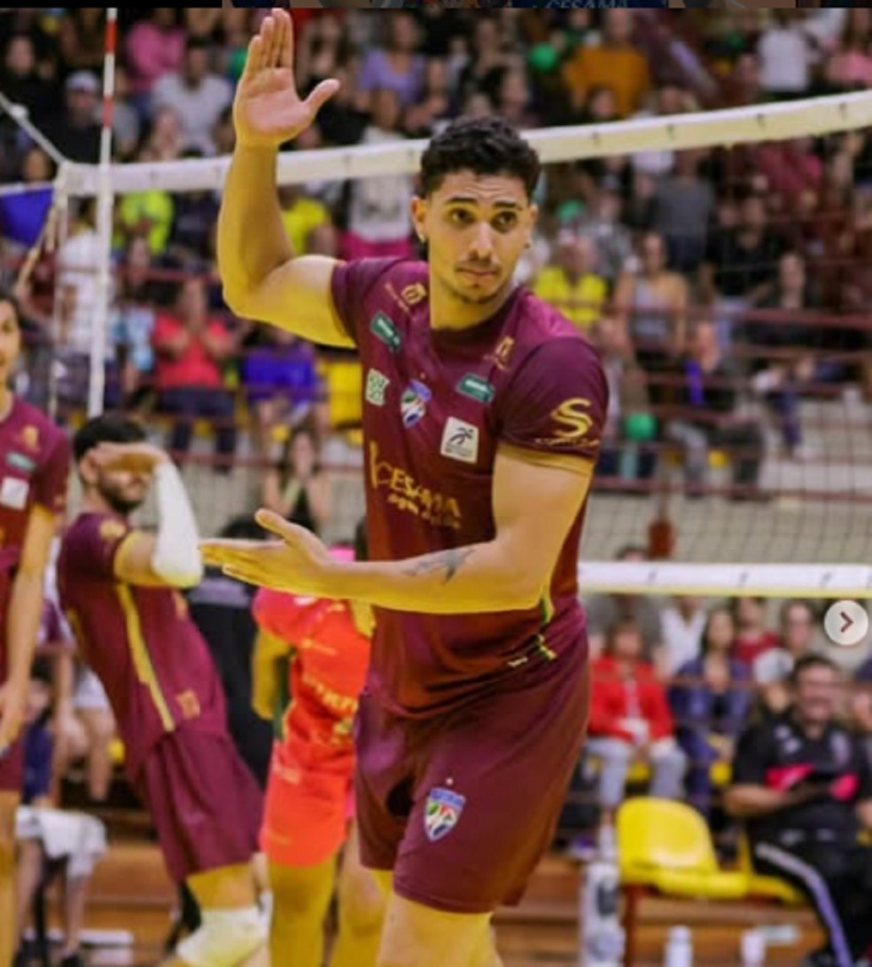 Wesleen, oposto contratado pelo Praia Clube