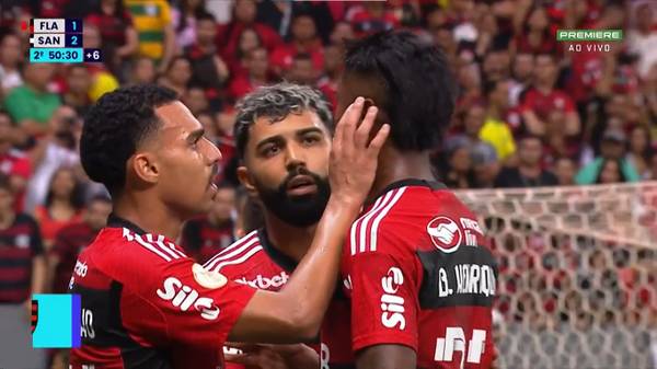 Bruno Henrique é atingido por copo d água atirado por torcida do Flamengo