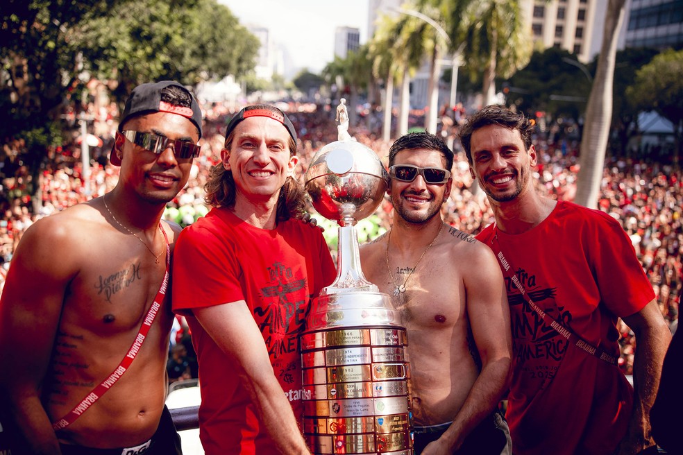 Bruno Henrique, Filipe Luís, Arrascaeta e Rodrigo Caio após título do Flamengo na Libertadores — Foto: Adriano Fontes/Flamengo