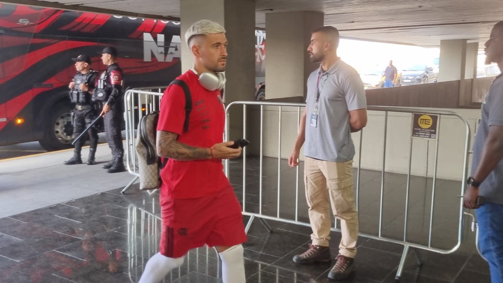 Arrascaeta no embarque para São Paulo — Foto: Thiago Lima