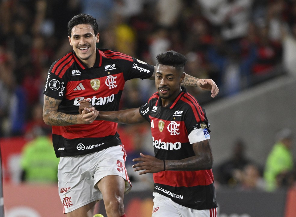 Pedro e Bruno Henrique comemoram gol do Flamengo contra o Cusco — Foto: André Durão
