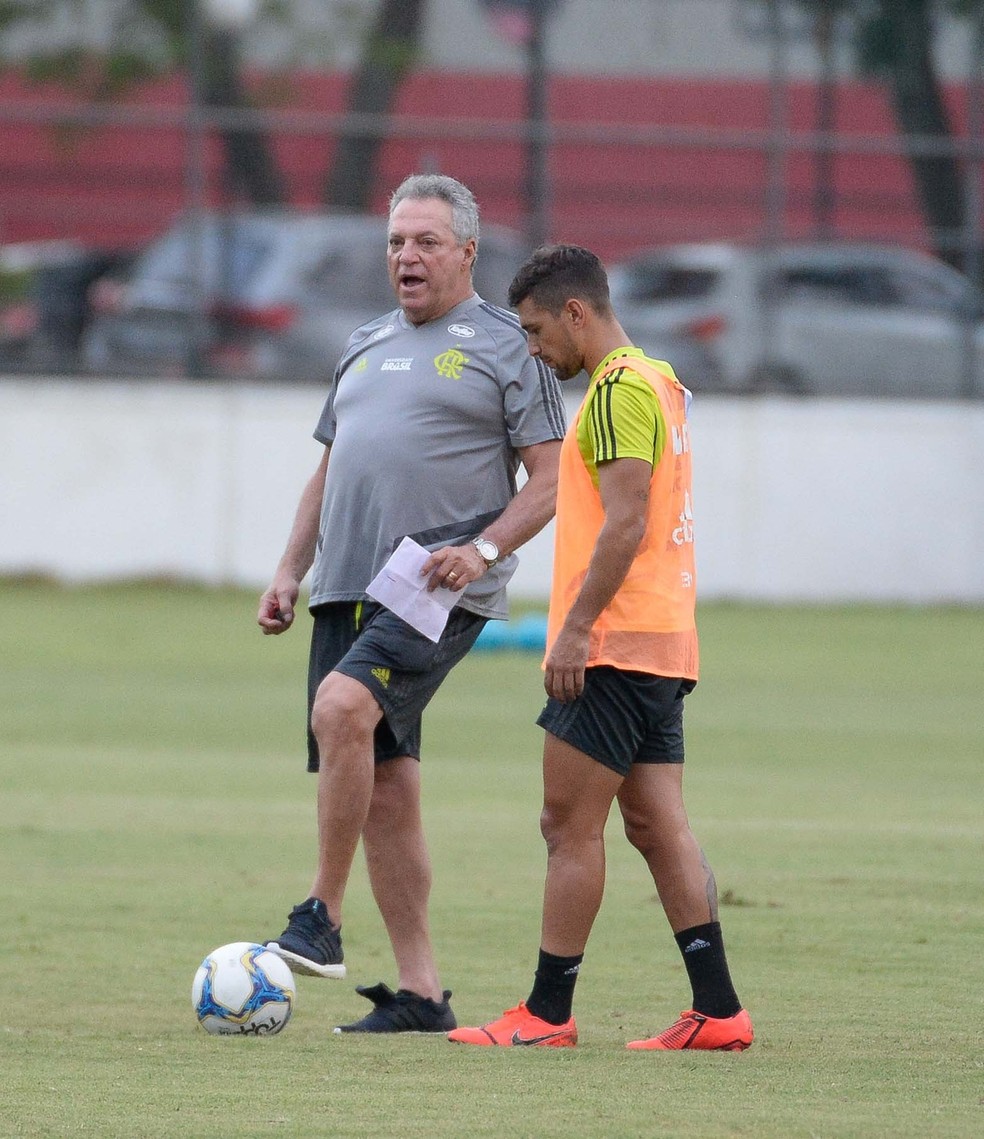 Arrascaeta ao lado de Abel Braga em treino em 2019 — Foto: Alexandre Vidal / Flamengo