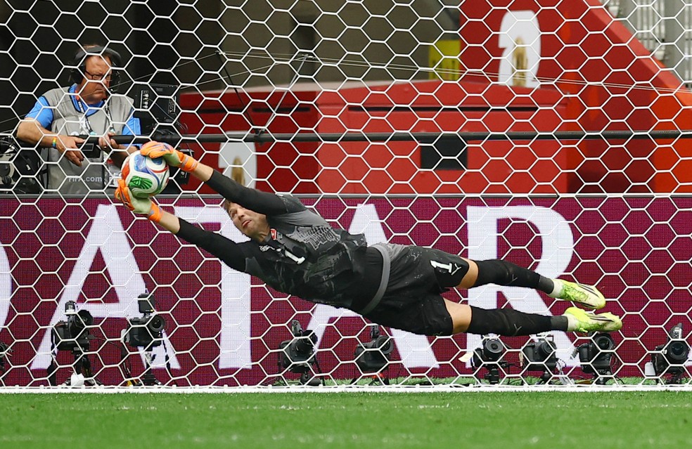 Gregor Kobel - Suíça x Colômbia - Copa do Mundo — Foto: REUTERS/Albert Gea
