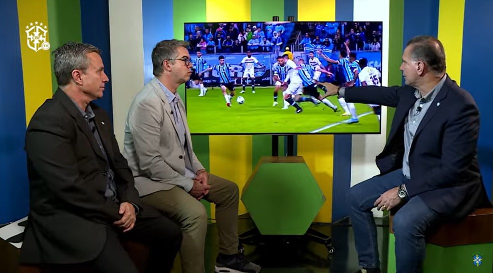 Seneme analisa pênalti de Ely em Nino em Grêmio x Fluminense — Foto: Reprodução