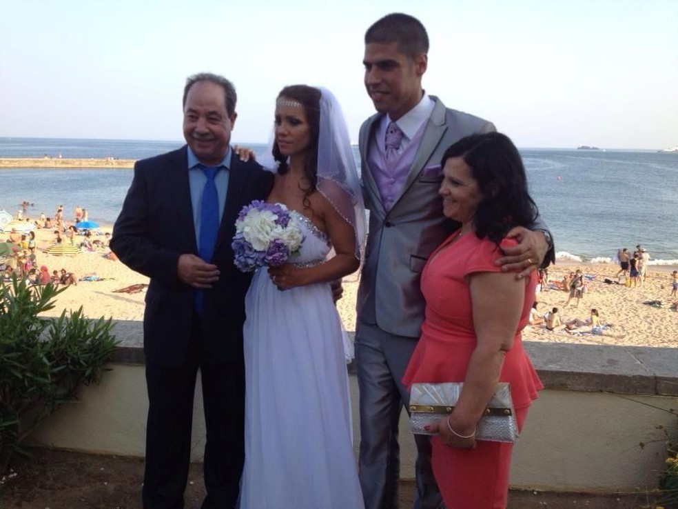 Ana com a filha Márcia e António Oliveira no dia do casamento — Foto: Arquivo Pessoal
