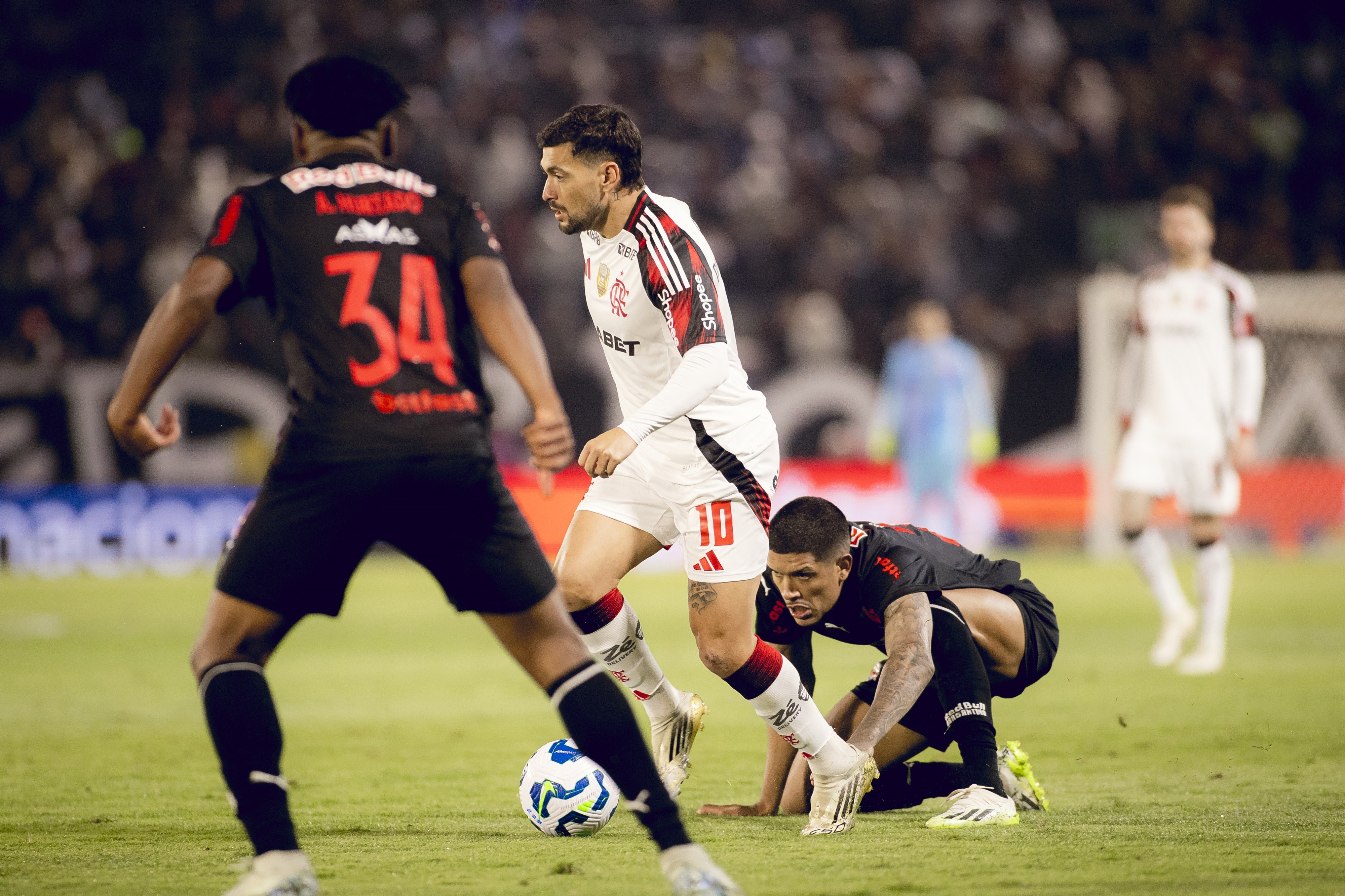 Arrascaeta comenta demissão de Runco no Flamengo e impacto no desempenho em campo