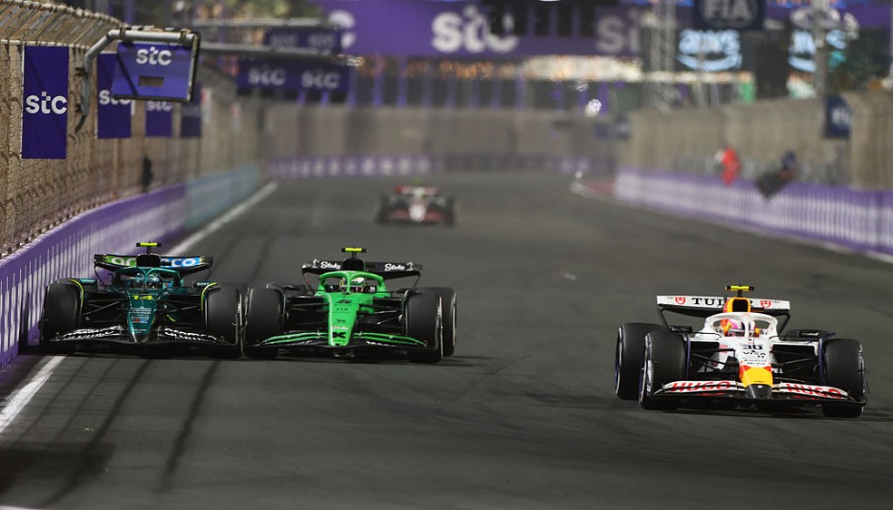 Bortoleto quase se envolve em acidente com Alonso no GP da Arábia Saudita — Foto: Sam Bloxham/LAT Images