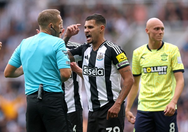 Joelinton garante vitória do Newcastle na estreia da Premier