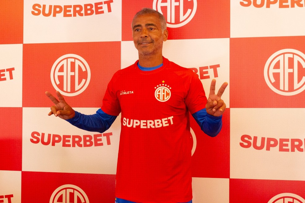 Romário, em coletiva de imprensa, na Granja Comary — Foto: Divulgação: Wandré Silva/America FC