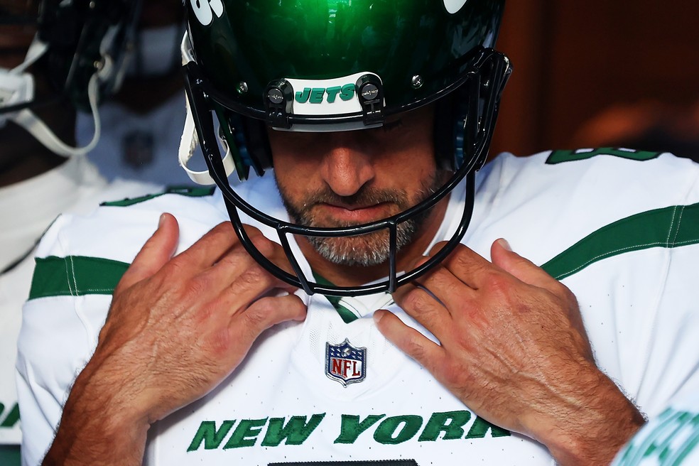 Aaron Rodgers com o uniforme do New York Jets: após 18 anos com os Packers, quarterback tem nova casa — Foto: Mike Stobe/Getty Images